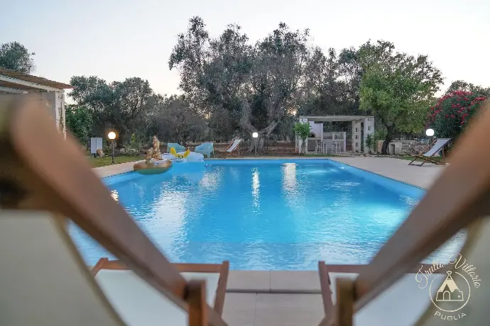 Espace repas extérieur avec pergola