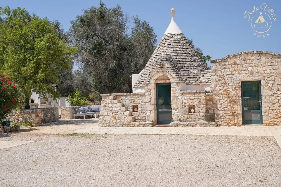 Vue extérieure du Trullo Vittorio avec ses toits coniques traditionnels