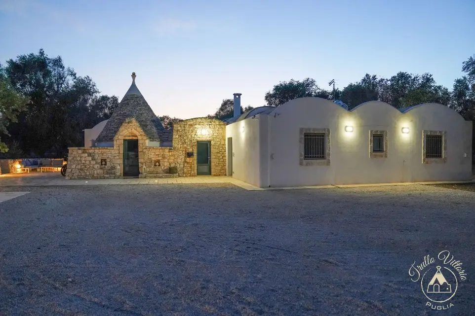 Piscine privée du Trullo Vittorio avec transats et vue sur la campagne des Pouilles