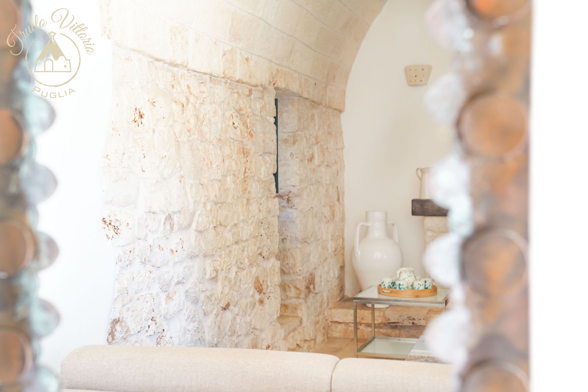 Salon intérieur du trullo avec voûtes en pierre