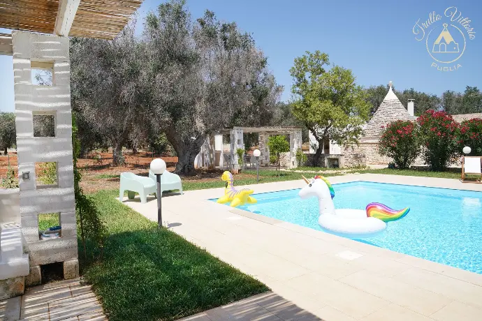 Jardin paysager avec oliviers